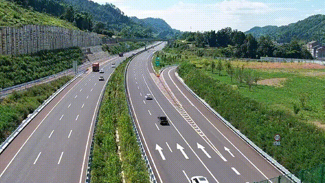 高速路上小车路口急停后方货车极限避让惊出一身冷汗……(图4)