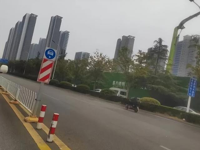 纵览热点｜整改不走心竟一错再错！武汉市一路段交通标志牌接连出错引关注(图2)