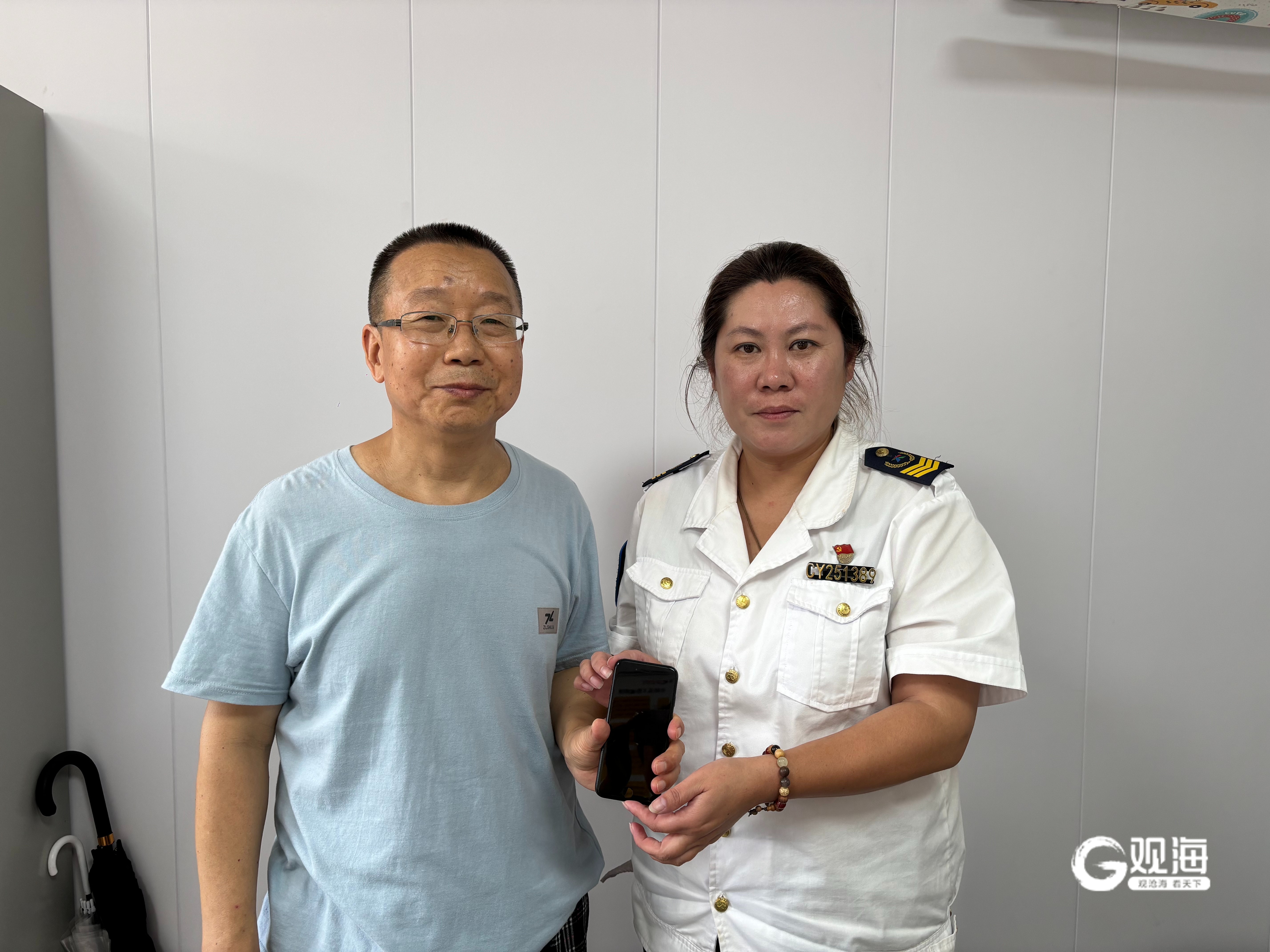 拾“机”不昧、清理路障……青岛巴士车厢里