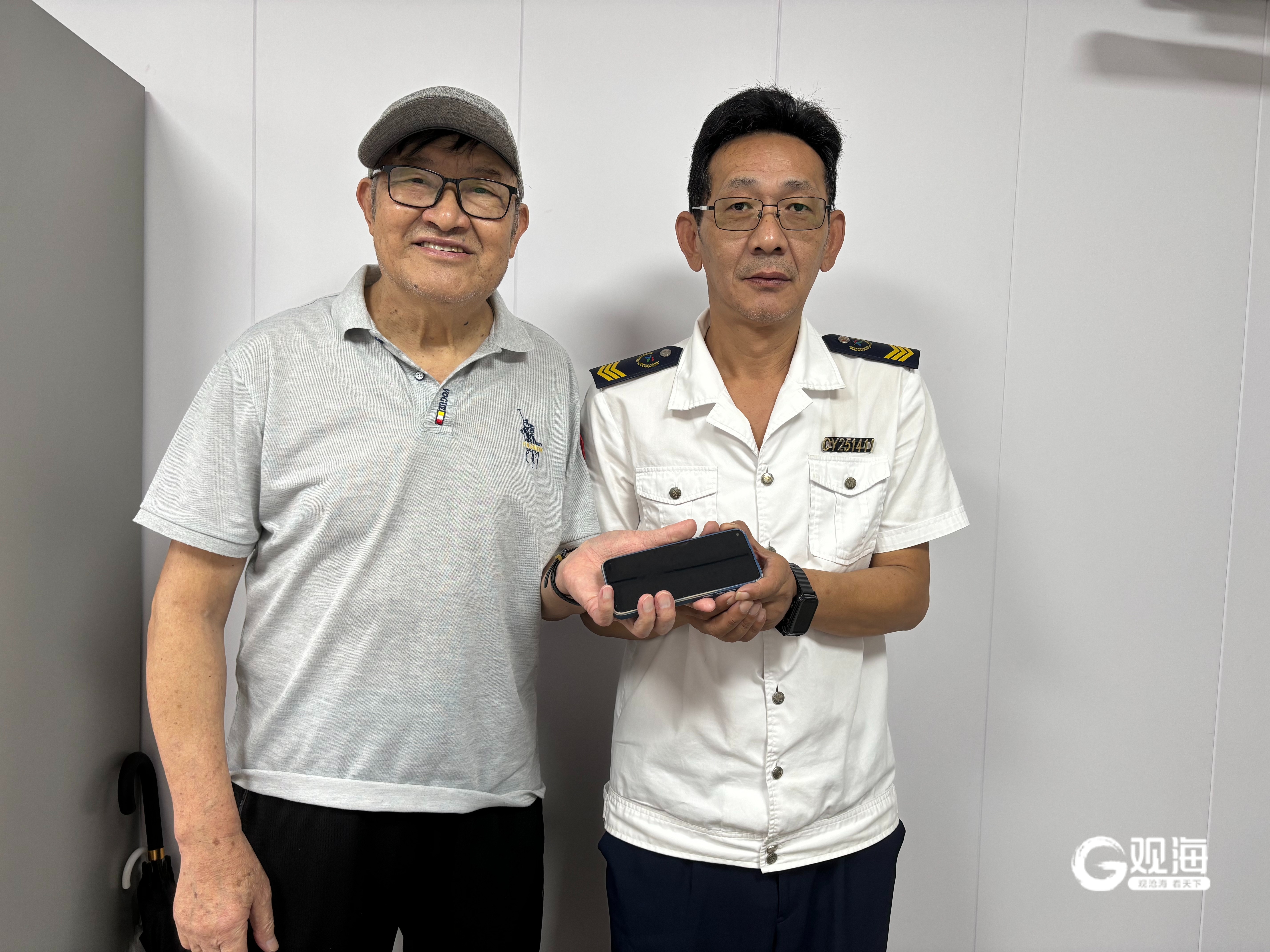 拾“机”不昧、清理路障……青岛巴士车厢里暖心事接二连三(图2)