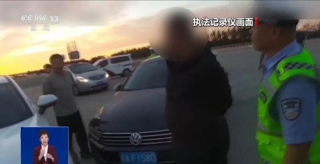 警方破获违规大货车组团闯卡案幕后组织者落网(图2)