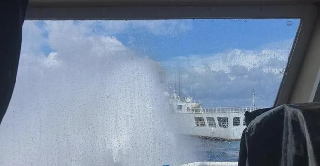 菲10余船闯黄岩岛还故意撞舰！遇我海警水