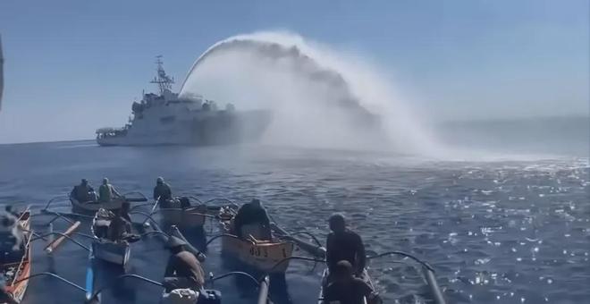 菲10余船闯黄岩岛还故意撞舰！遇我海警水炮秒举白旗原因很扎心(图3)