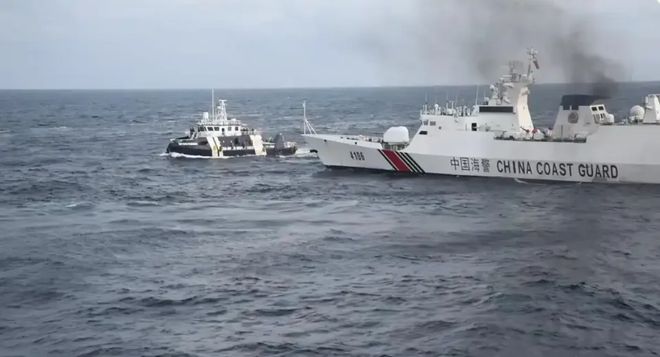 菲10余船闯黄岩岛还故意撞舰！遇我海警水炮秒举白旗原因很扎心(图5)