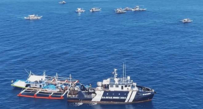 菲10余船闯黄岩岛还故意撞舰！遇我海警水炮秒举白旗原因很扎心(图4)