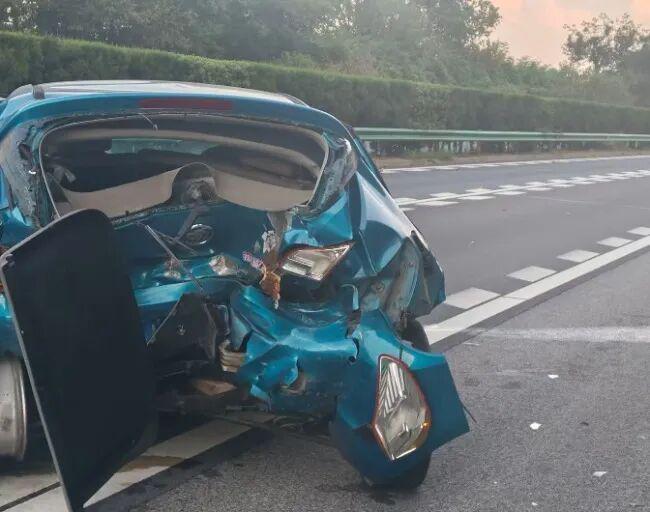 生死救援!合肥高速上发生车祸!两车受损6人被困!有人已昏迷…(图2)