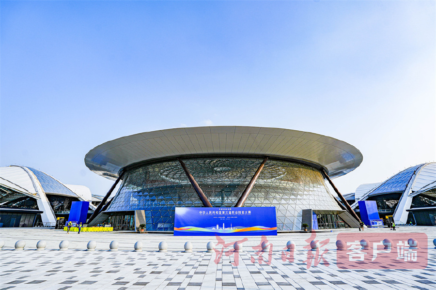 河南日报头版重磅报道｜郑州航空港：办好一场赛、提升一座城用“技能之光”照亮崛起之路(图3)