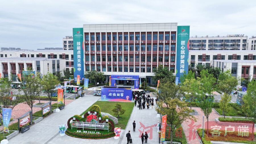 河南日报头版重磅报道｜郑州航空港：办好一场赛、提升一座城用“技能之光”照亮崛起之路(图9)