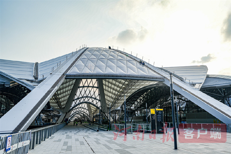 河南日报头版重磅报道｜郑州航空港：办好一场赛、提升一座城用“技能之光”照亮崛起之路(图8)
