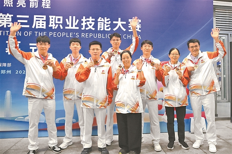 河南日报头版重磅报道｜郑州航空港：办好一场赛、提升一座城用“技能之光”照亮崛起之路(图22)