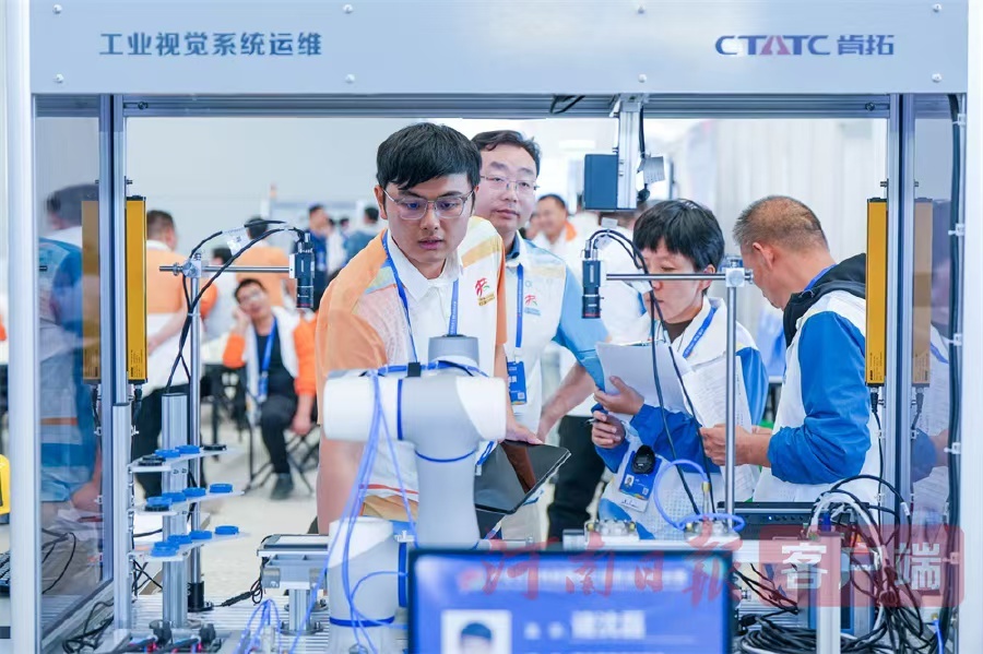 河南日报头版重磅报道｜郑州航空港：办好一场赛、提升一座城用“技能之光”照亮崛起之路(图19)