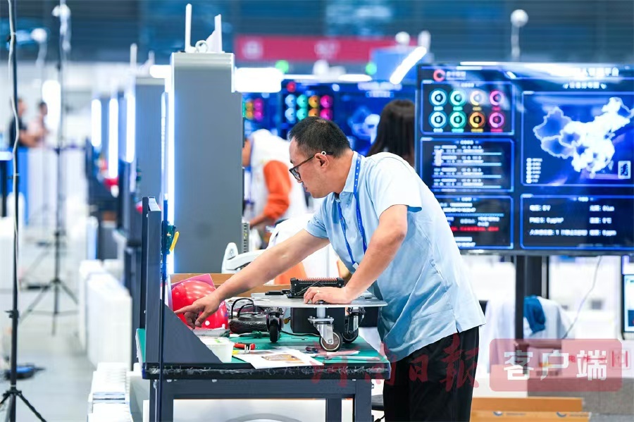 河南日报头版重磅报道｜郑州航空港：办好一场赛、提升一座城用“技能之光”照亮崛起之路(图21)