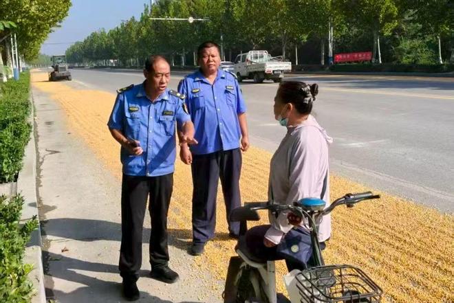 滨城区秦皇台乡：规范晒粮秩序守护道路安全