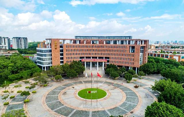 华南理工又一老师被撞现场照流出肇事者被扒一画面信息量大(图5)