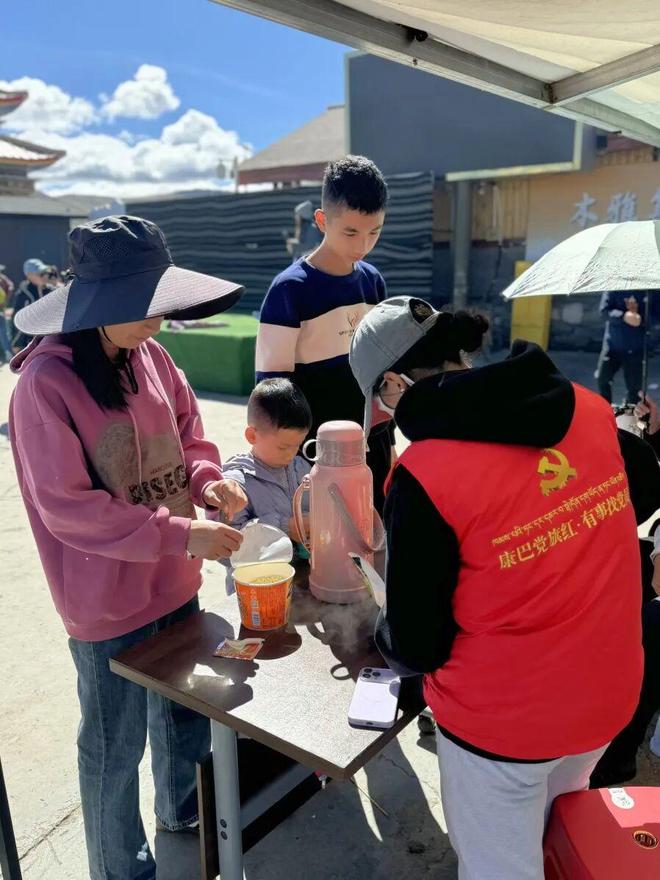 【康巴党旗红·有事找党员】让党旗高高飘扬在服务群众一线(图3)