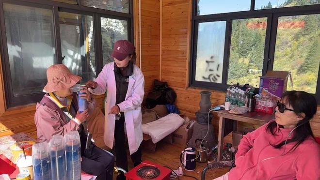 【康巴党旗红·有事找党员】让党旗高高飘扬