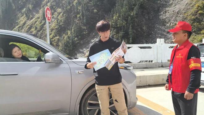 【康巴党旗红·有事找党员】让党旗高高飘扬在服务群众一线(图13)