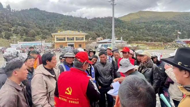 【康巴党旗红·有事找党员】让党旗高高飘扬在服务群众一线(图7)