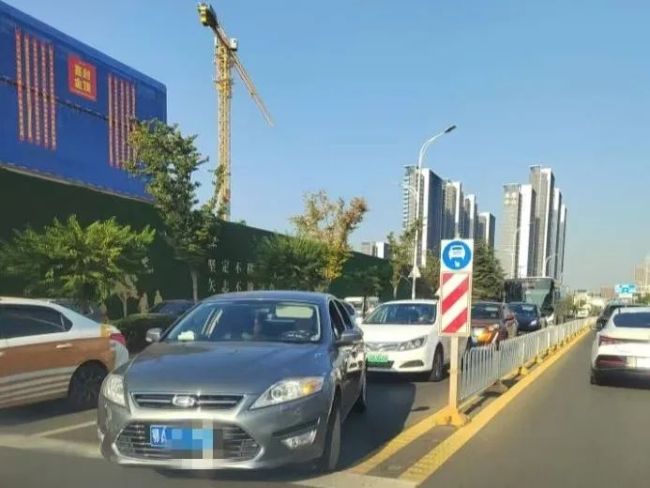 武汉市民连续发现交通标志牌“左右不分”交