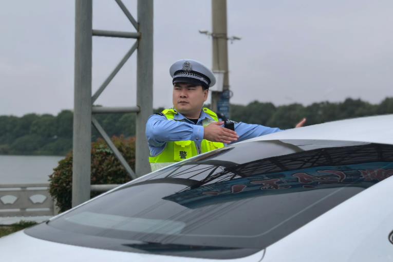 安徽颍上：平安“双节”交警同行