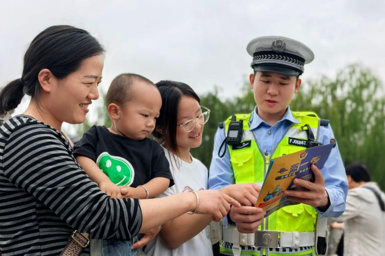 安徽颍上：平安“双节”交警同行(图3)