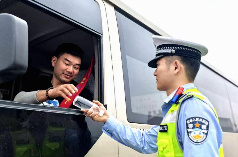 安徽颍上：平安“双节”交警同行(图2)