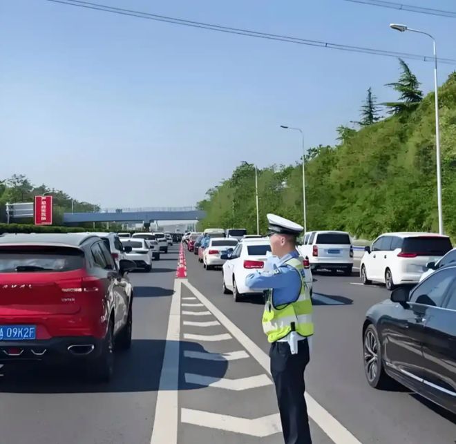 阿拉伯有一条交规和传统思路大不一样却有效解决了龟速车问题(图5)