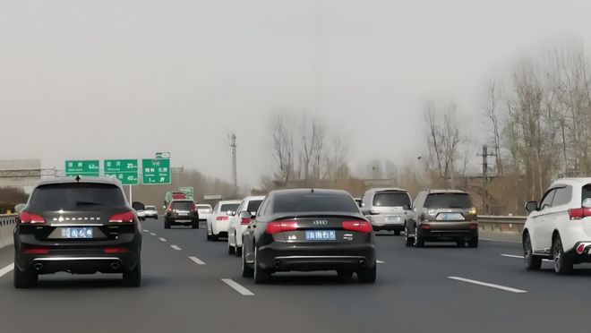 阿拉伯有一条交规和传统思路大不一样却有效