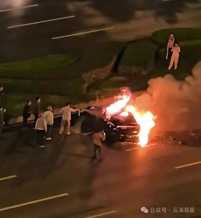 突发！小米汽车失控起火成都小米SU7自燃