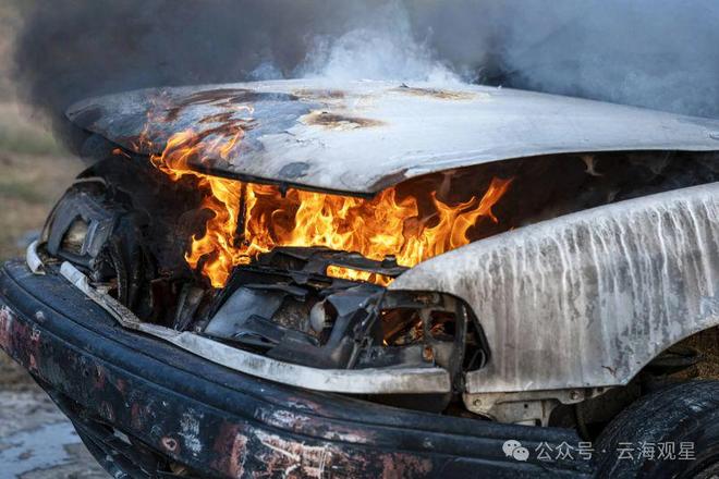 突发!小米汽车失控起火成都小米SU7自燃雷军天塌了(图3)