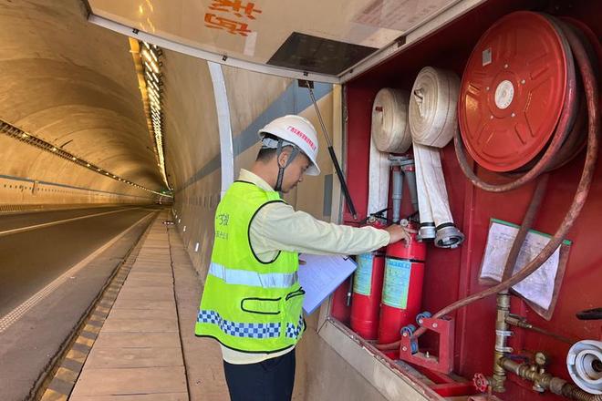 广西交投玉林公司用专业保畅“双节”用心服