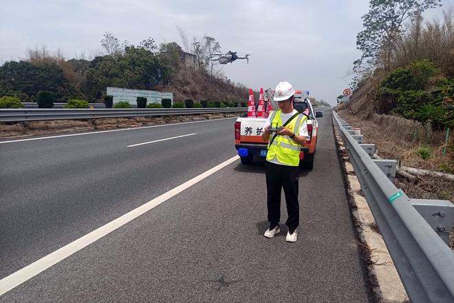 广西交投玉林公司用专业保畅“双节”用心服务温暖司乘(图2)