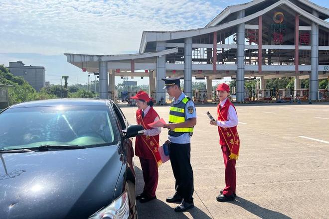 广西交投玉林公司用专业保畅“双节”用心服务温暖司乘(图3)