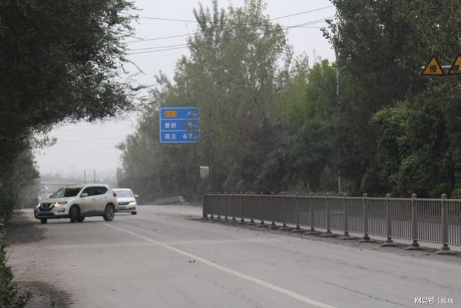 登封市大金店镇207国道上冒出一段护栏引发安全隐患无人管(图3)