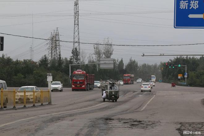 登封市大金店镇207国道上冒出一段护栏引发安全隐患无人管(图2)