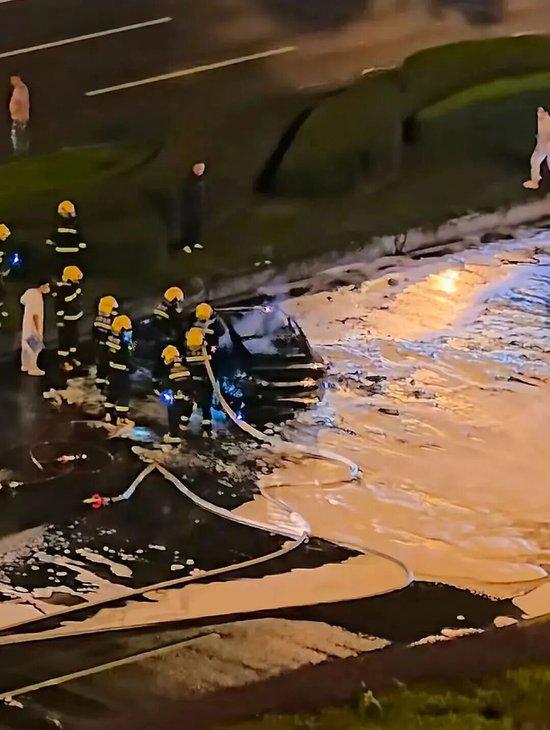 小米SU7又爆燃:公司沉默股价暴跌……(图2)