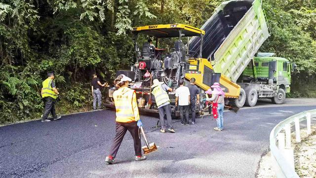 S307金沙县西洛水库至滥坝路面改善提升工程建设紧张有序(图2)