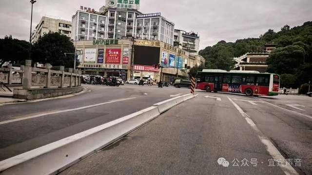 宜宾栏杆大变样市民惊喜却又失望！交管问题依旧！(图2)