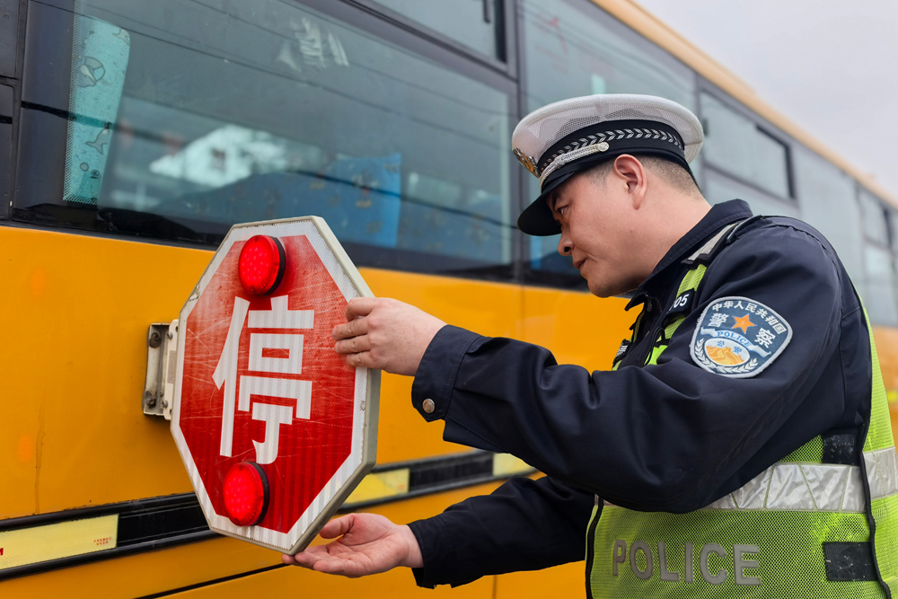 颍上县开展校车专项安全检查(图2)