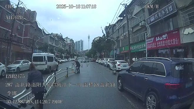 交通护栏被风刮倒一群热心人合力扶正