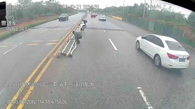 大风放倒交通护栏295路车上一群人将其扶
