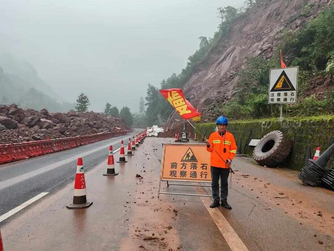 塌方危险！养护工凌晨在高速上拼命拦车3分