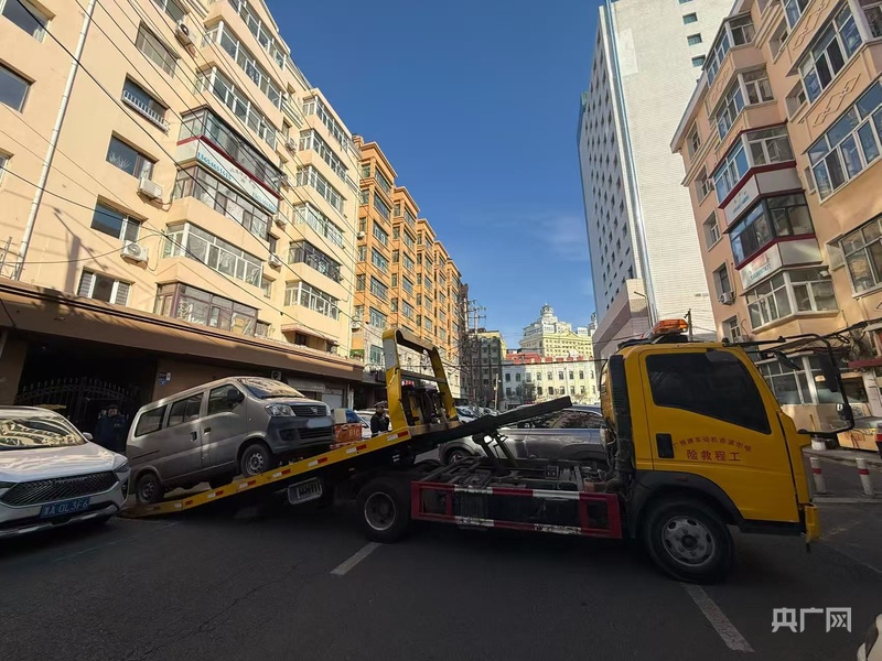 哈尔滨：“僵尸车”占道？快打一个电话交管立马清障！(图2)