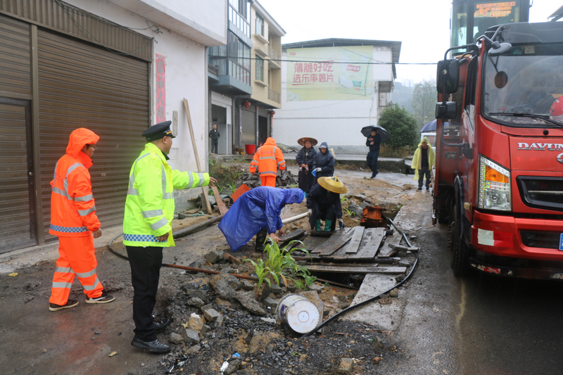 贵州交通运输执法七支队九大队：聚力开展路域环境整治筑牢交通安全出行屏障(图2)