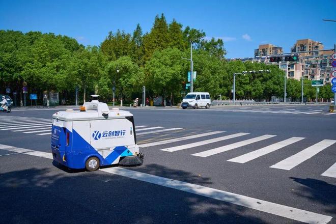 29万公里的无人环卫“德清样本”！云创智行“车路云一体化”首批试点城市的城市清洁革命(图2)
