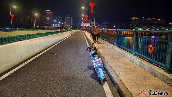 曝光！梅城多地共享电单车被随意停(图1)