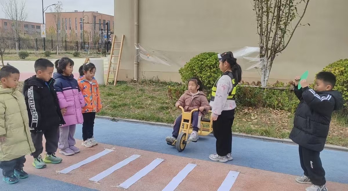 济南高新区玺悦幼教集团（空港园）开展“文明交通安全相伴”主题活动(图2)