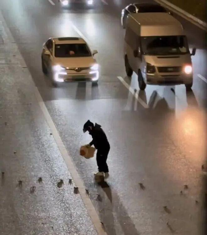 最帅“摩托大哥”！深夜昌平路面撒落大量“铁钉”男子冒险清理(图1)