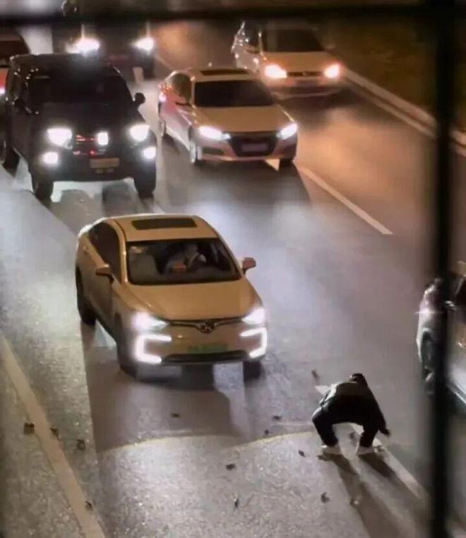 最帅“摩托大哥”！深夜昌平路面撒落大量“铁钉”男子冒险清理(图2)