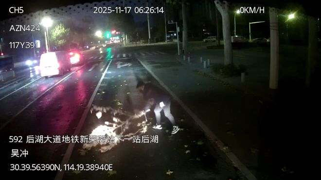 大风刮断碗口粗的树枝公交592路司机徒手